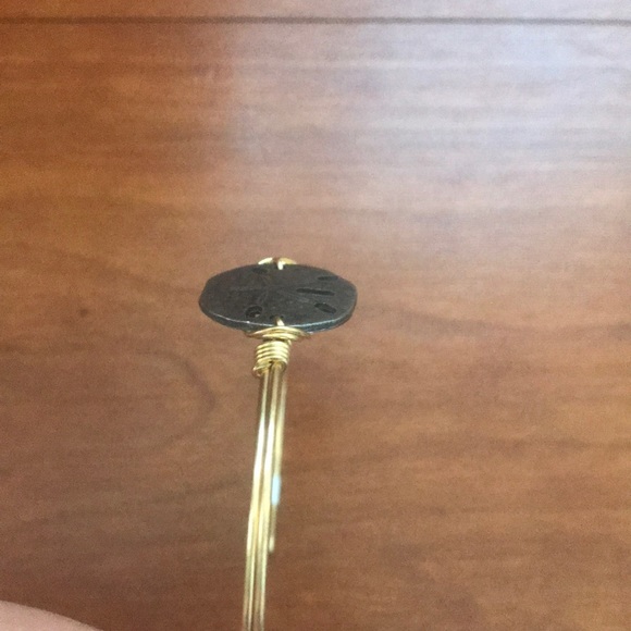 1 Gold sand dollar bracelet. - Picture 3 of 4